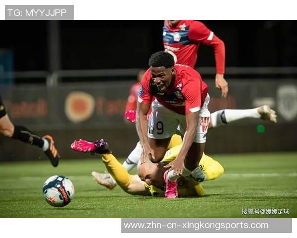 约罗身穿里尔球衣盛装出席里尔对阵巴黎比赛开球仪式